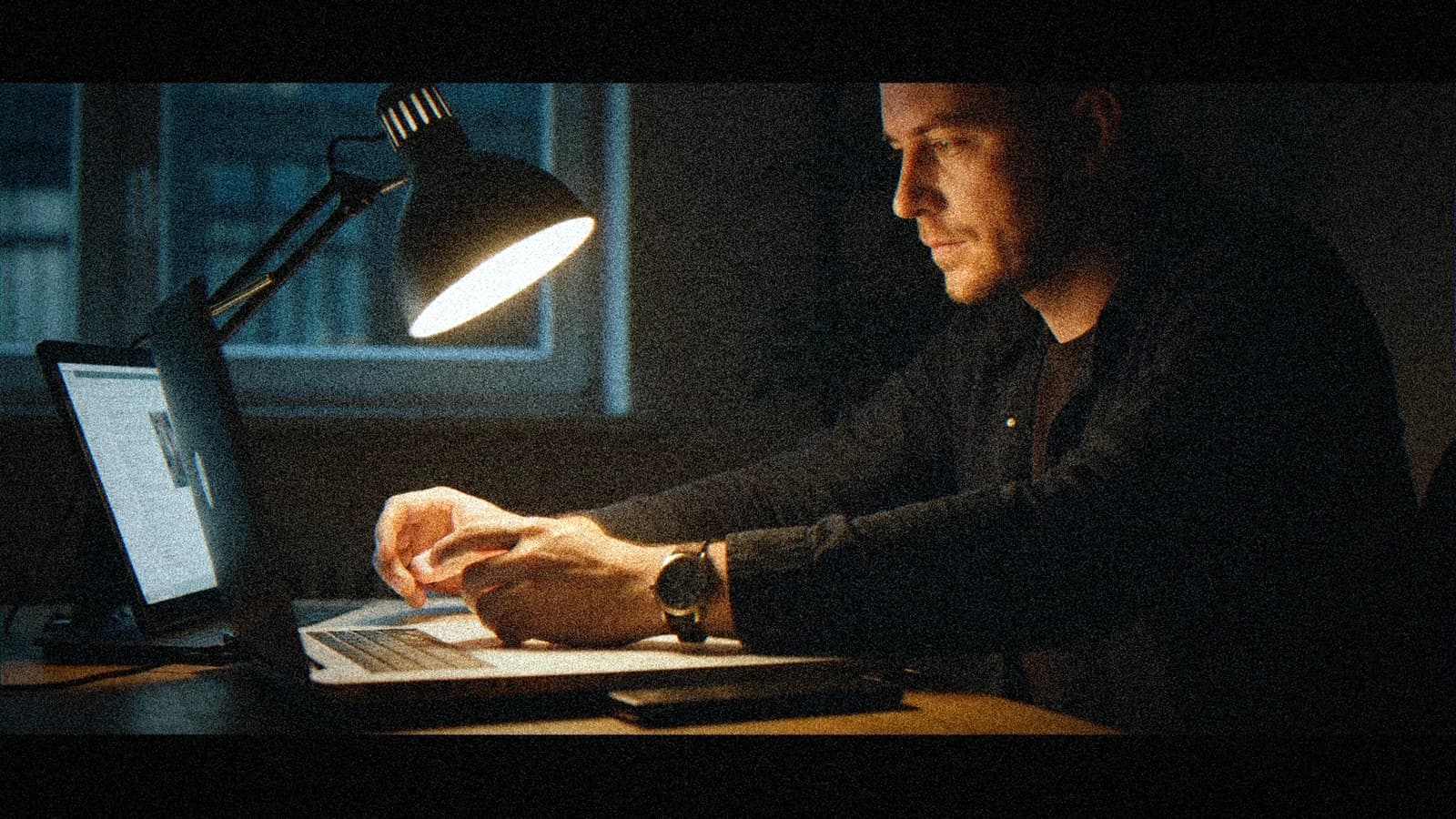 Gros plan d'un écran Photoshop avec l'outil Remove en cours sur une photo, indicateur hors ligne actif, studio de retouche en lumière douce