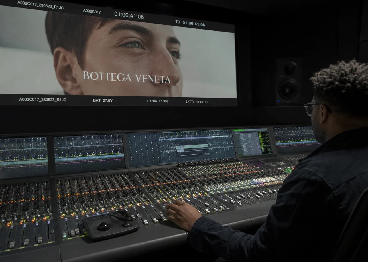 Découpe en stems musicaux alignée sur timeline vidéo IA, pistes séparées pour mix cinéma