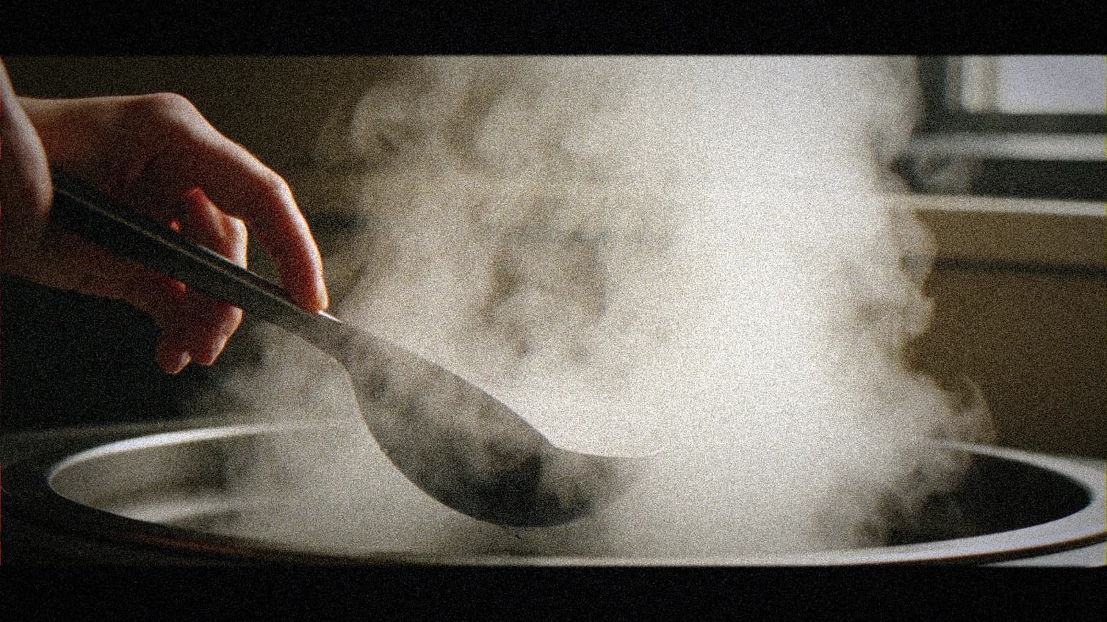 Plan serré d'une poêle avec vapeur fine et balance des blancs chaude naturelle