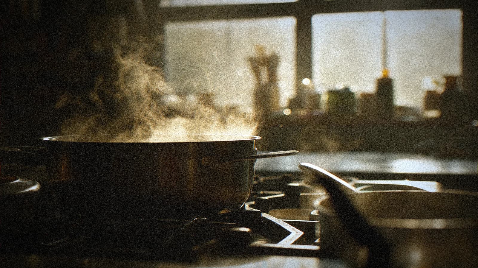 Illustration pour « Cuisine, fumée et vapeur : rendu réaliste en vidéo IA »