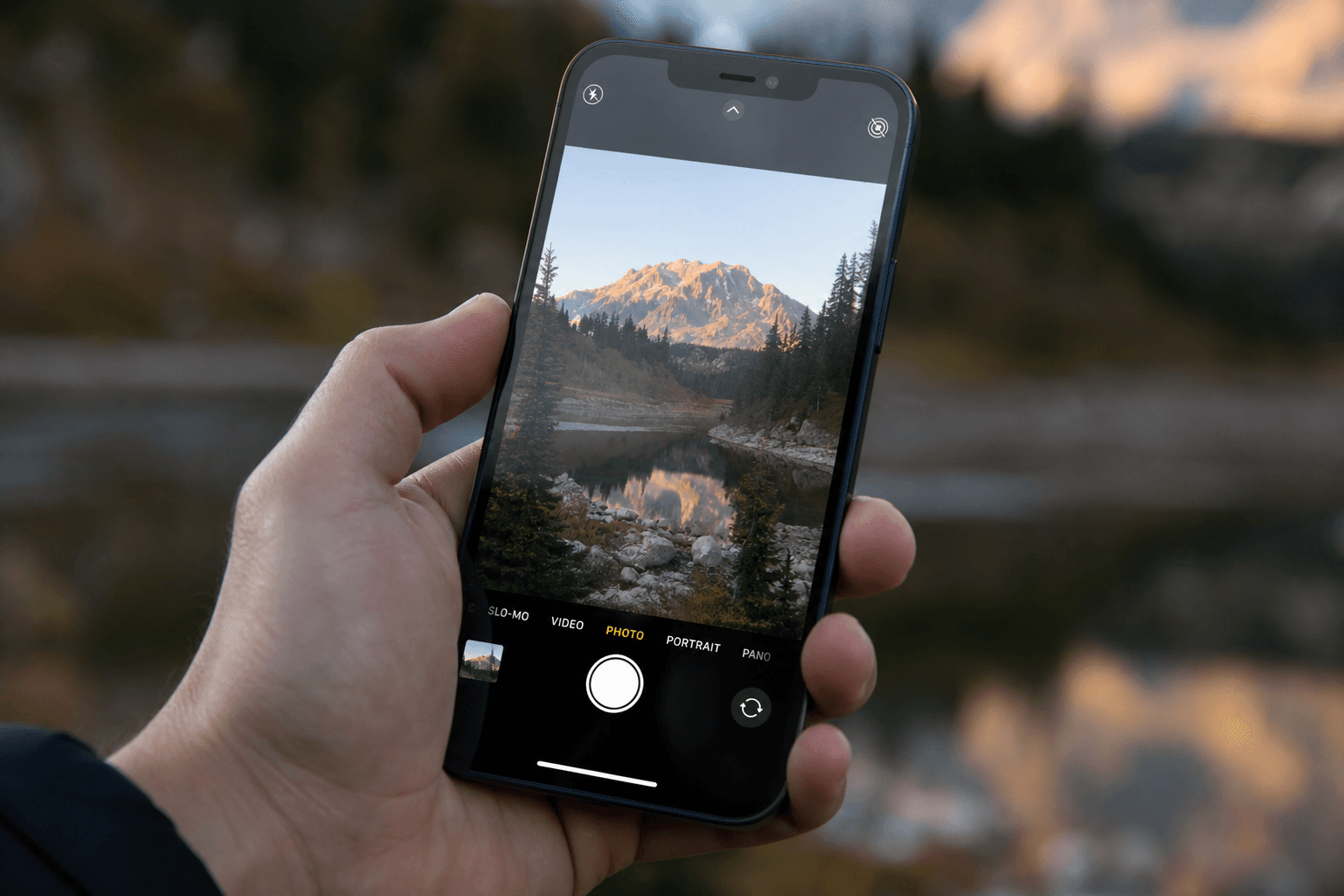 Gros plan smartphone en mode cinéma, flou d'arrière-plan naturel, main stabilisée photoréaliste