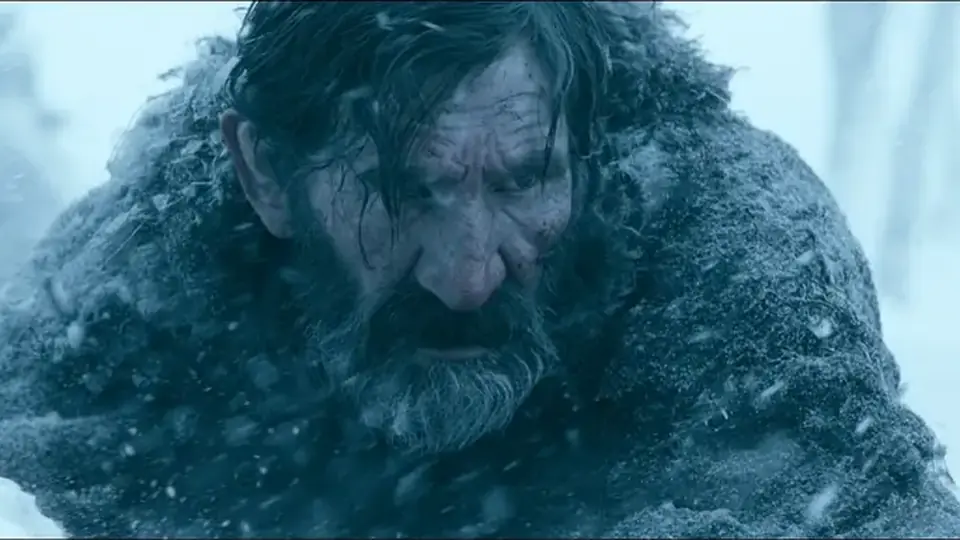 Extrait de film IA : gros plan d'un homme âgé au visage marqué sous la neige
